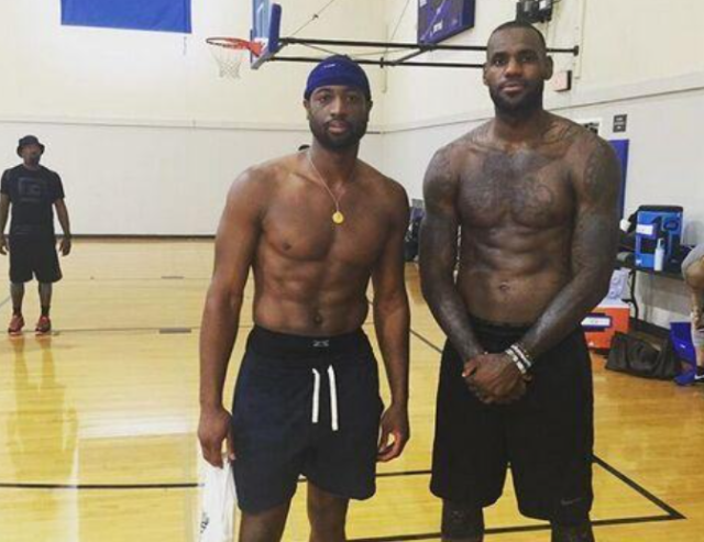 足球英超豪门逆转取胜，主帅赛后握拳怒吼