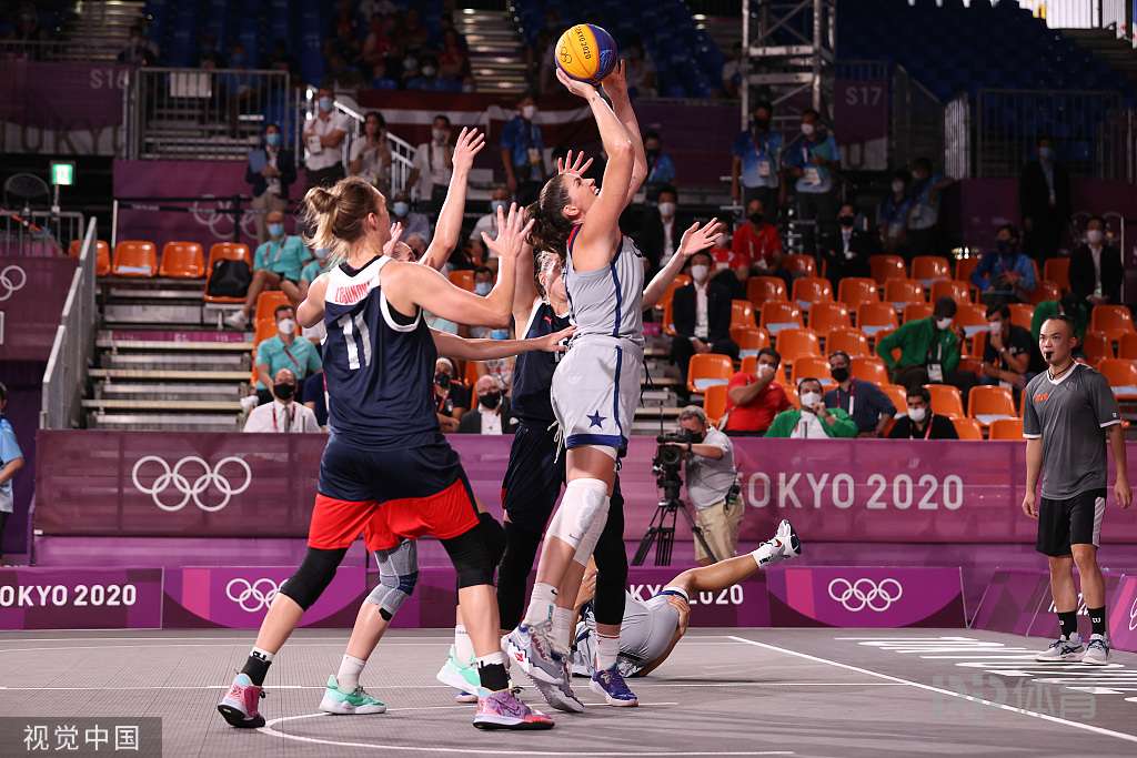 B费昨天和定位球教练C费一起喝咖啡，后者已随阿莫林离队